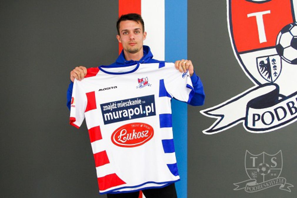 Słowacki napastnik Lubosz Kolar prezentuje koszulkę swojego nowego klubu (foto: Podbeskidzie)