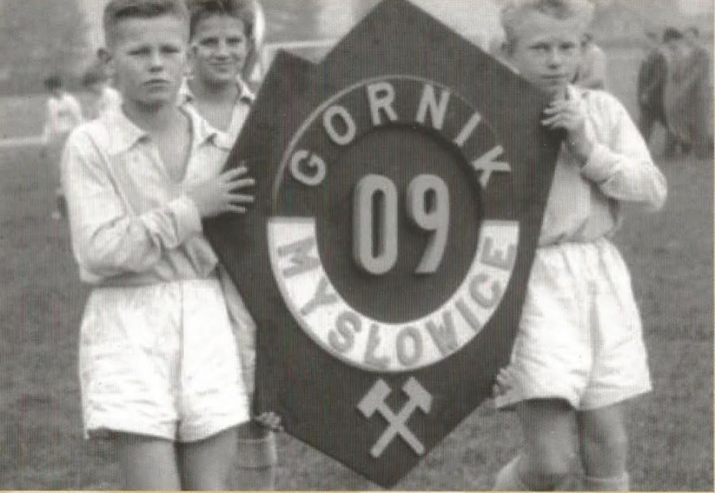 Dzieci trzymające herb popularnej "Kociny" - przed meczem ligowym w 1984 roku.