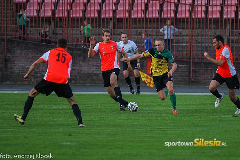 Zawodnicy Pniówka (pomarańczowe koszulki) zrehabilitowali się za derbową porażkę i w 13. kolejce odnieśli najwyższe zwycięstwo