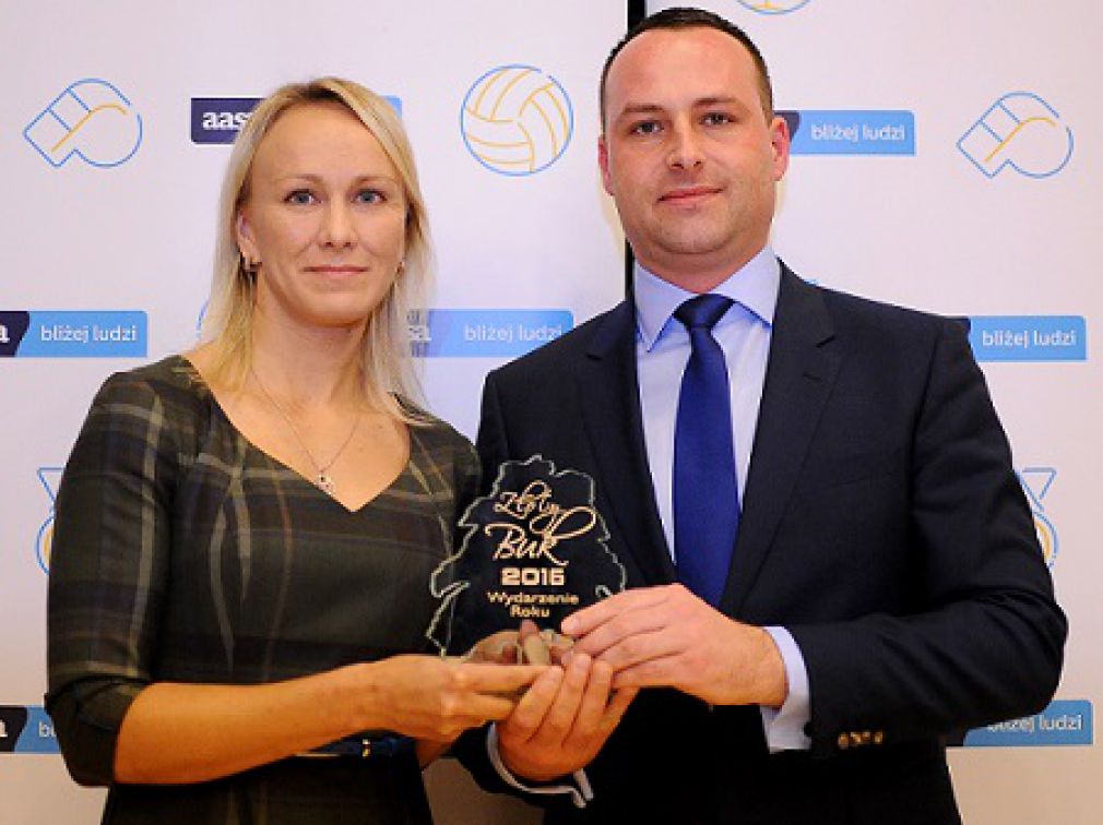 Członkowie zarządu Aasa Polska S.A. Meliina Raty i Paweł Pawlukiewicz ze „Złotym Bukiem” w kategorii wydarzenie roku. (foto: GKS K-ce)