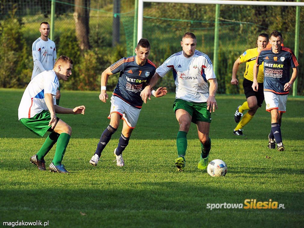 IV-ligowy mecz Granica Ruptawa - GKS Radziechowy-Wieprz (granatowe koszulki).
