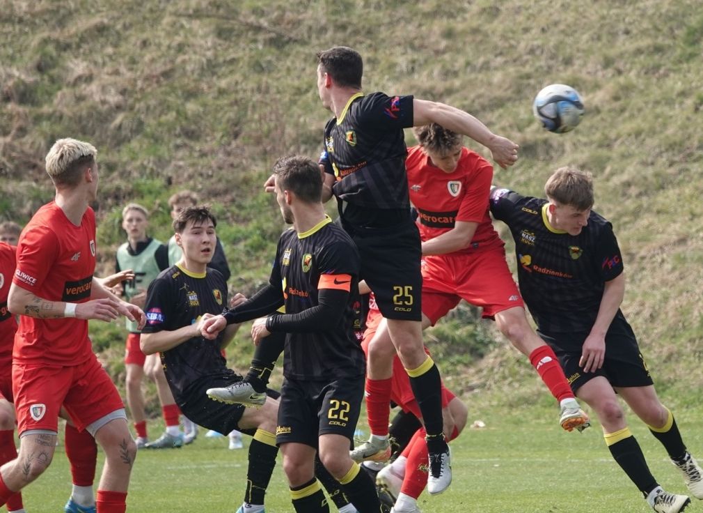 Koniec nadziei Cidrów. Rezerwy Rakowa w barażu - wyniki 37. kolejki 1. ligi śląskiej InterHall