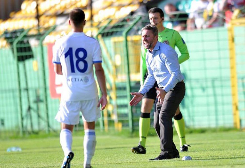 Trener Jerzy Brzęczek nie krył zdenerwowania patrząc na grę swojego zespołu (foto: GKS Katowice)